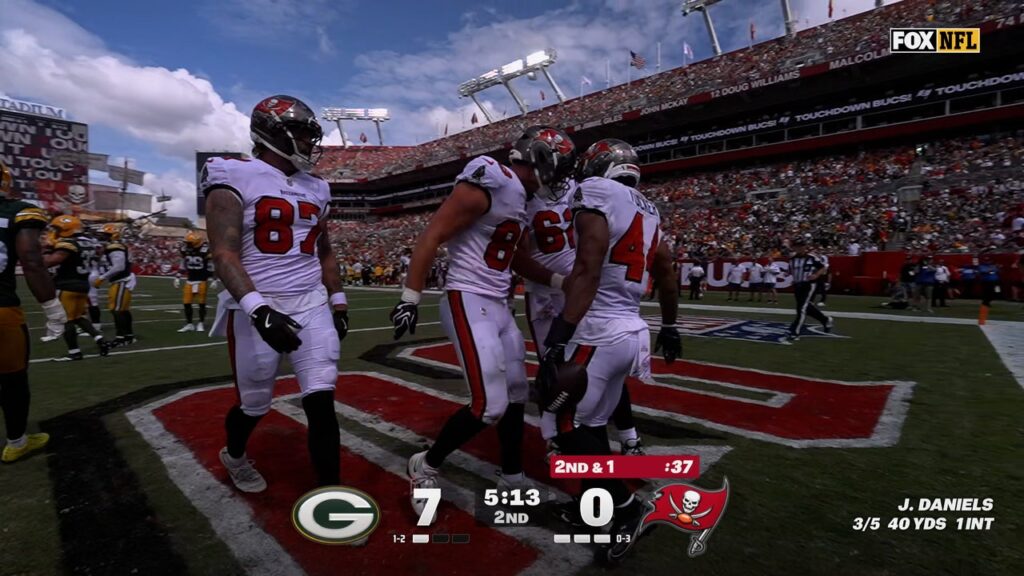 Bucs' Sean Tucker rushes left for 2-yard TD, tying game vs Packers | NFL Highlights - FOX Sports