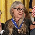 Moment Nasa scientist Margaret Hamilton receives presidential medal of honour - BBC