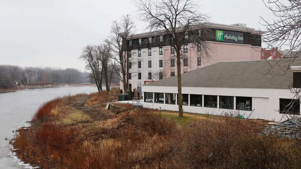 This prominent Milwaukee-area hotel has been sold out of foreclosure - Milwaukee Journal Sentinel