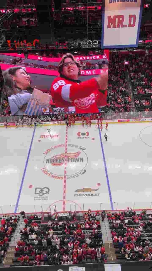 Watch Detroit Red Wings fans give Patrick Kane ovation on LCA return - Detroit Free Press