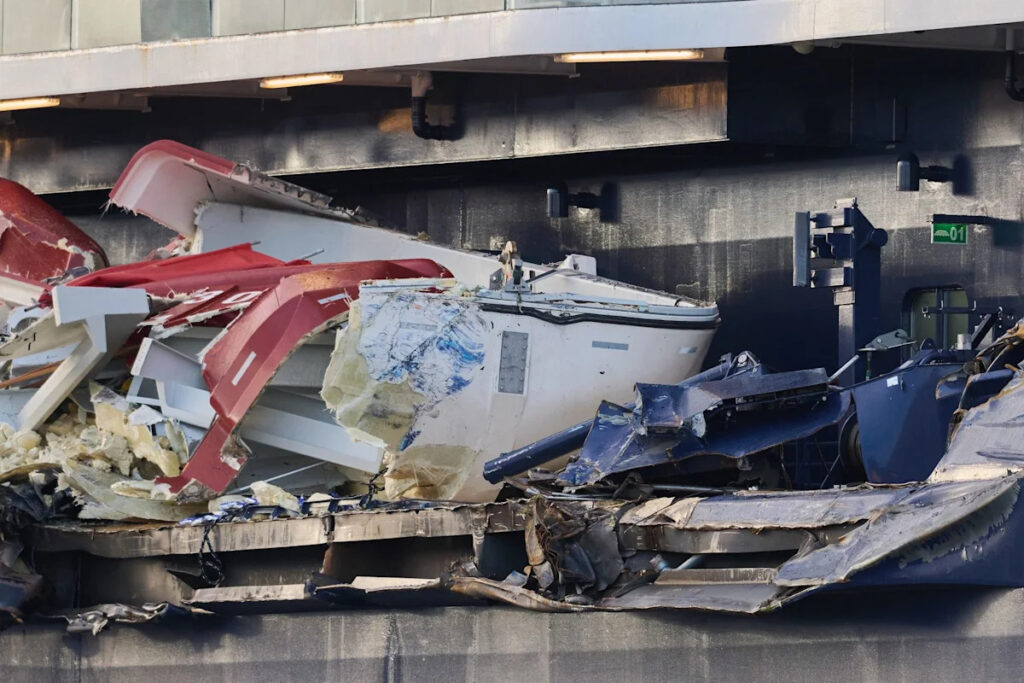 Cruise Ship Collides with Container Vessels in Bremerhaven Due to Strong Winds - SSBCrack