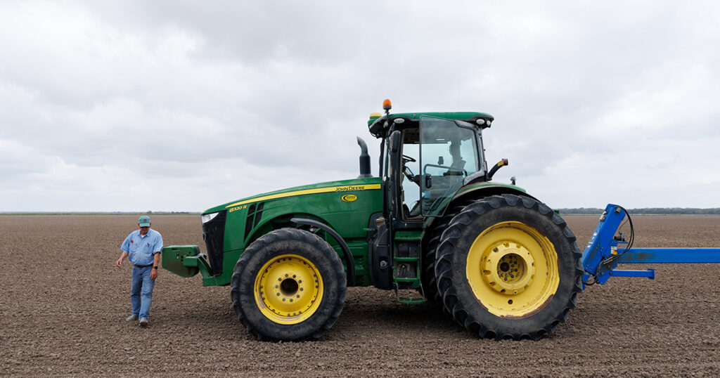 Trump courts farmers with $8 billion fuel aid during harvest - Transport Topics