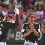 Song Chan-eui's Solo Home Run Gives LG Twins Semifinal Lead - 조선일보