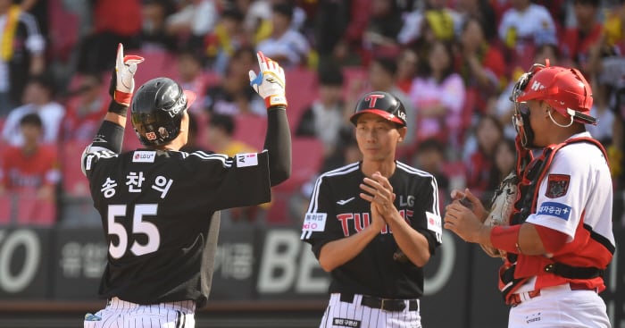 Song Chan-eui's Solo Home Run Gives LG Twins Semifinal Lead - 조선일보