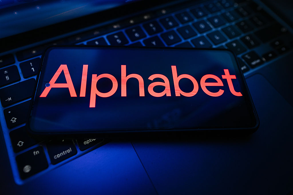 Alphabet shares suffer worst-ever single-day fall, USD 500 billion wiped off market value amid AI spending concerns - DD India