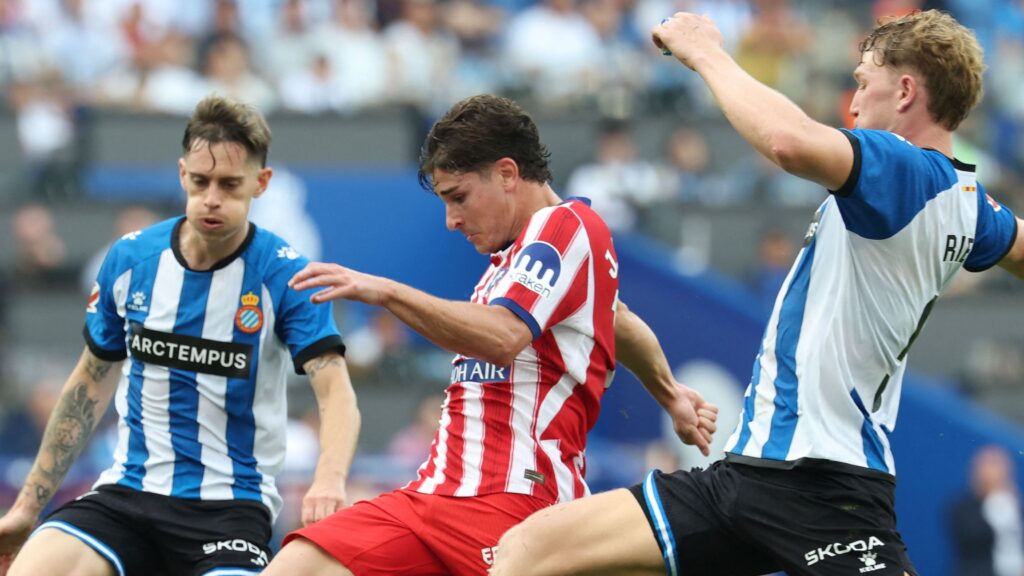 Alvarez's mark: Atletico chase Barcelona with a late winner over Espanyol - Goal.com