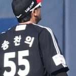 Defensive Errors Doom LG Ace in Playoff Semifinal - 조선일보