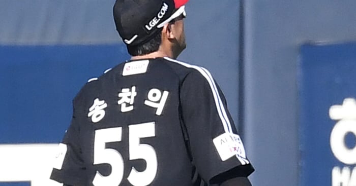 Defensive Errors Doom LG Ace in Playoff Semifinal - 조선일보