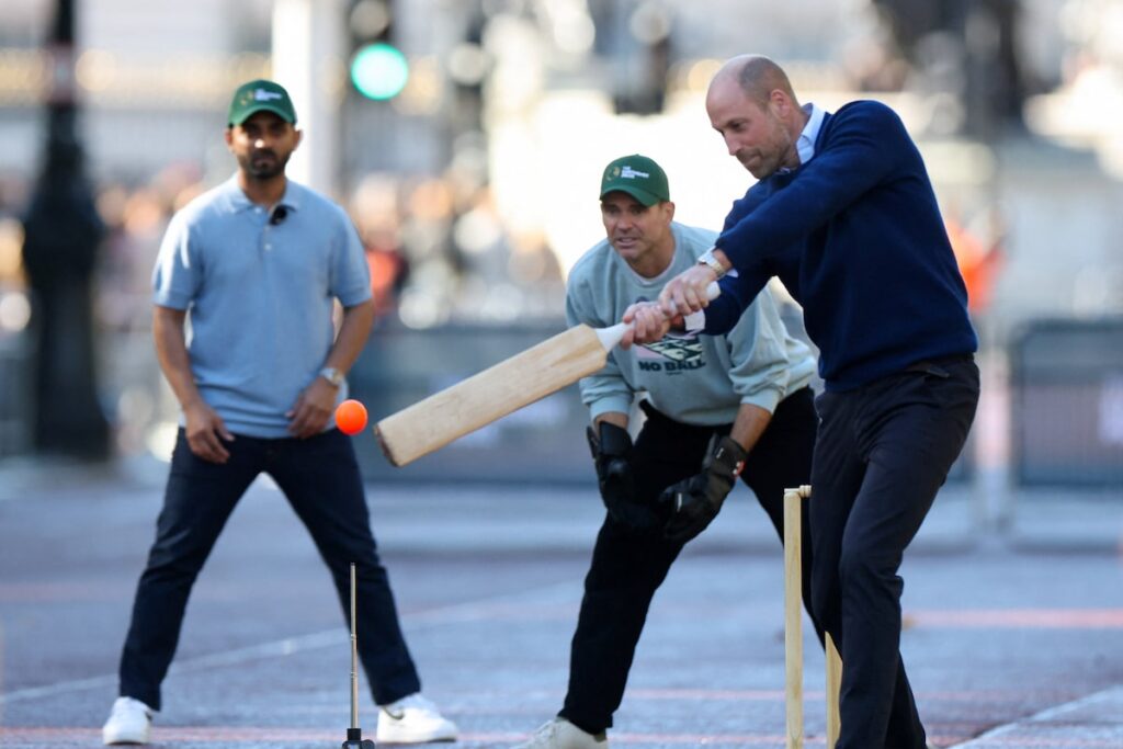 Prince William stops traffic outside Buckingham Palace for a game of cricket - The Globe and Mail