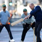 Prince William stops traffic outside Buckingham Palace for a game of cricket - The Globe and Mail