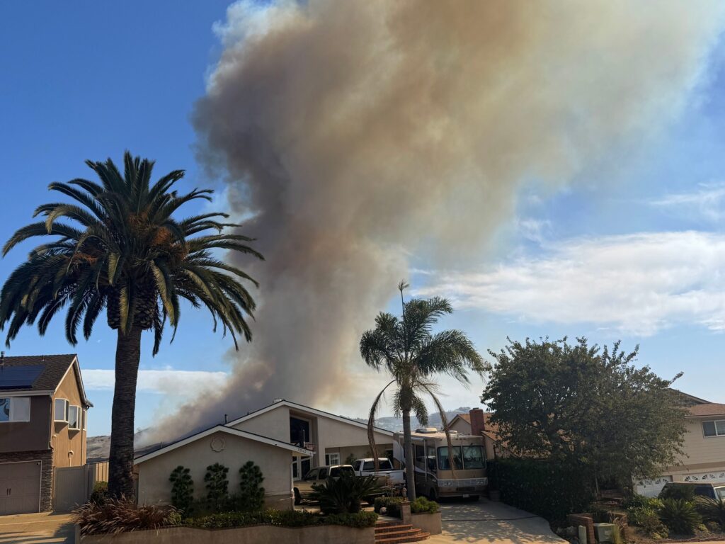 Norte fire grows to 50-70 acres in San Clemente, threatens structures - Orange County Register