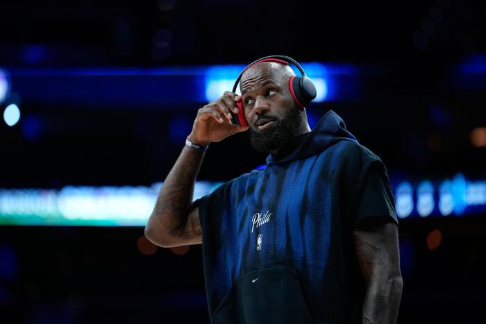 LeBron James tosses chalk, gets 76ers intro for 1st time in Philadelphia in front of roaring fans - News4JAX
