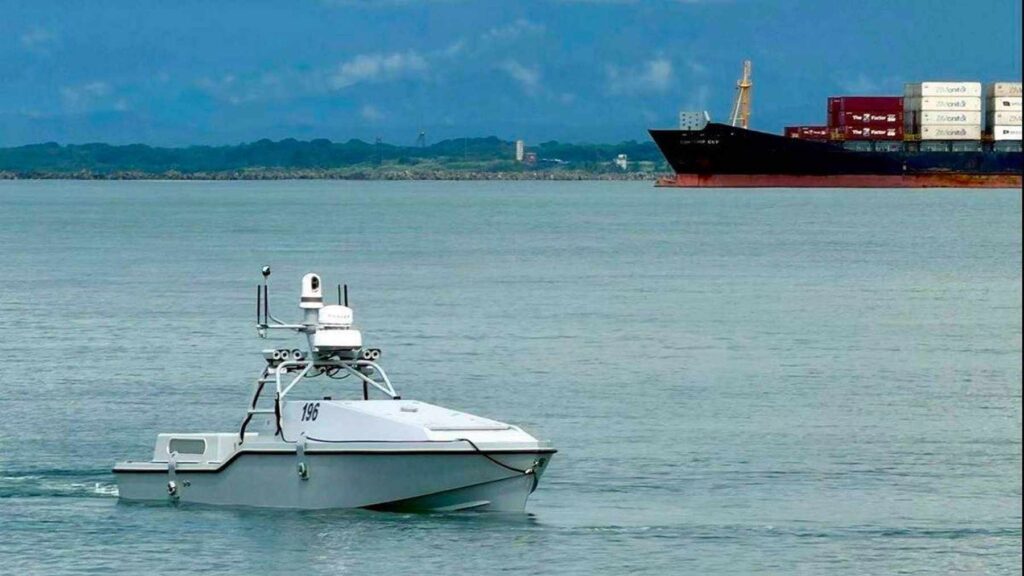 A 24-foot American drone boat came to Panama for an 11-day exercise and never left, and it now patrols the coast for drug runners next to Panama's coast guard, carrying radar and cameras, topping 40 mph and running more than 1,000 nautical miles on dies - Autonocion.com