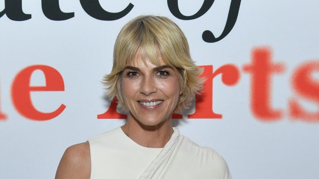 Selma Blair arrested after allegedly trying to bite flight crew & open plane door: report - WCTI