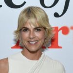 Selma Blair arrested after allegedly trying to bite flight crew & open plane door: report - WCTI