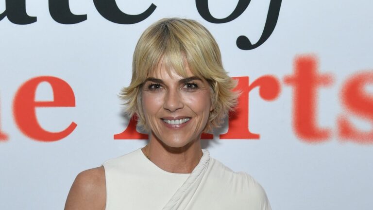 Selma Blair arrested after allegedly trying to bite flight crew & open plane door: report - WCTI