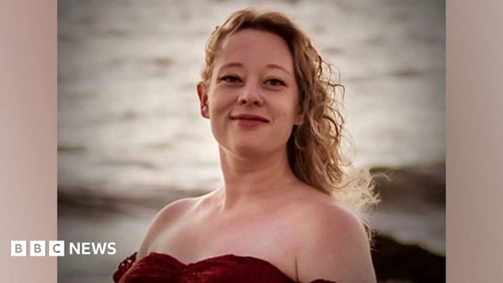 Renee Good: Family of US woman killed by ICE agent sues Trump officials - BBC