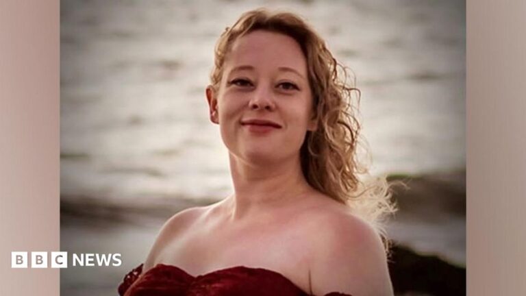 Renee Good: Family of US woman killed by ICE agent sues Trump officials - BBC