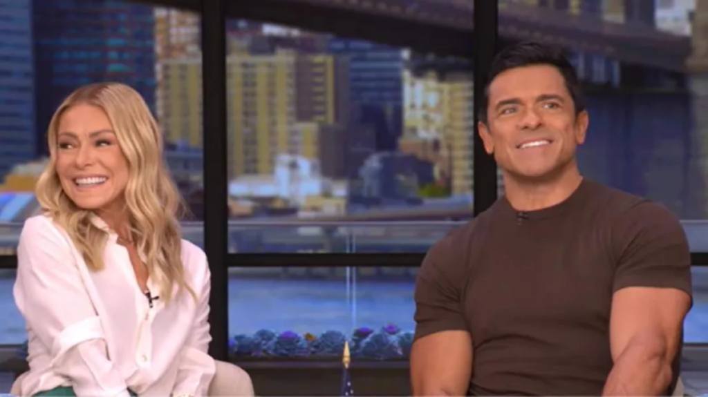 Kelly Ripa and Mark Consuelos Delay Javi's Adoption for Treatment - SuaraGarut.ID