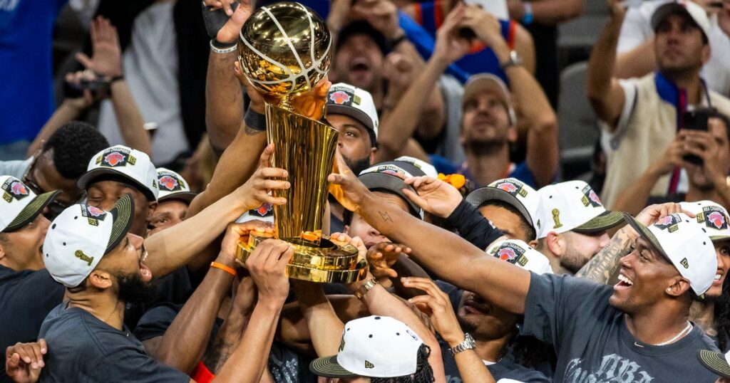 Knicks look to defend championship title as season begins with MSG banner-raising ceremony - CBS News