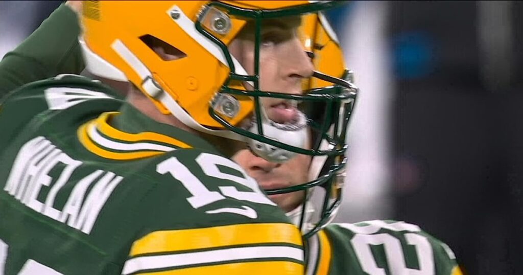Packers fans let Smack hear it after he misses the PAT - TSN