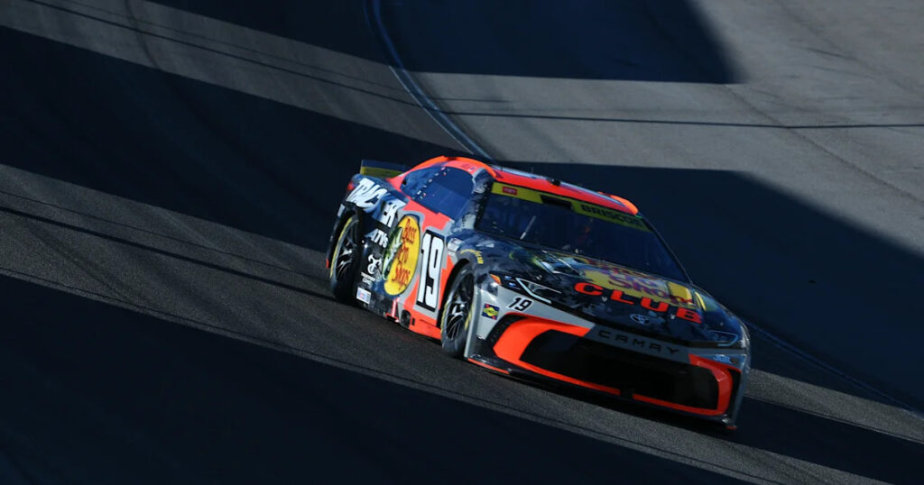 Chase Briscoe fends off Kyle Larson’s last-lap surge to win in Las Vegas - Yahoo Sports