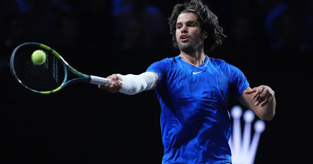 Alcaraz advances to Tokyo semifinals after Shapovalov injury - Yahoo Sports