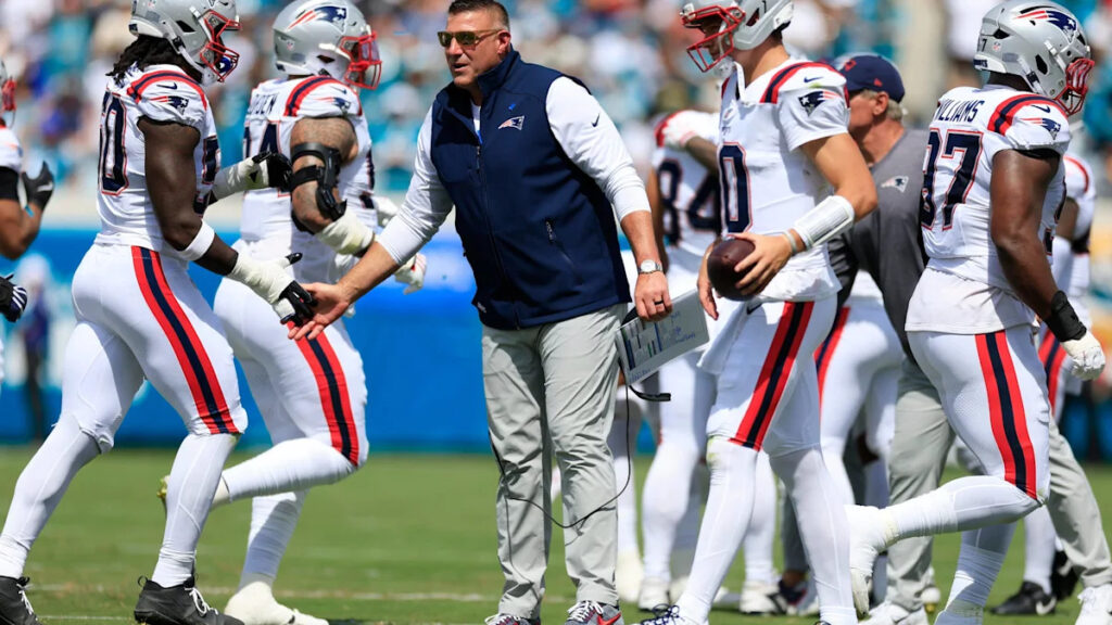 Work with Running Back Corey Kiner Highlights Mike Vrabel's Top Asset as Patriots Head Coach - Yahoo Sports