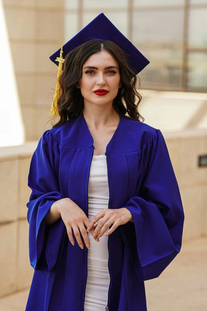 25-year-old daughter asks mom to pay off all her student loan debt for her Theater degree with her $200K inheritance, but mom refuses - Yahoo