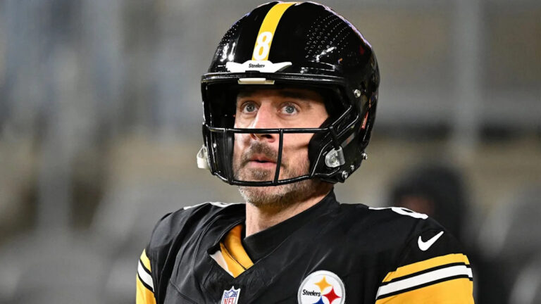 Steelers’ Aaron Rodgers passes Peyton Manning in NFL record books - Yahoo Sports