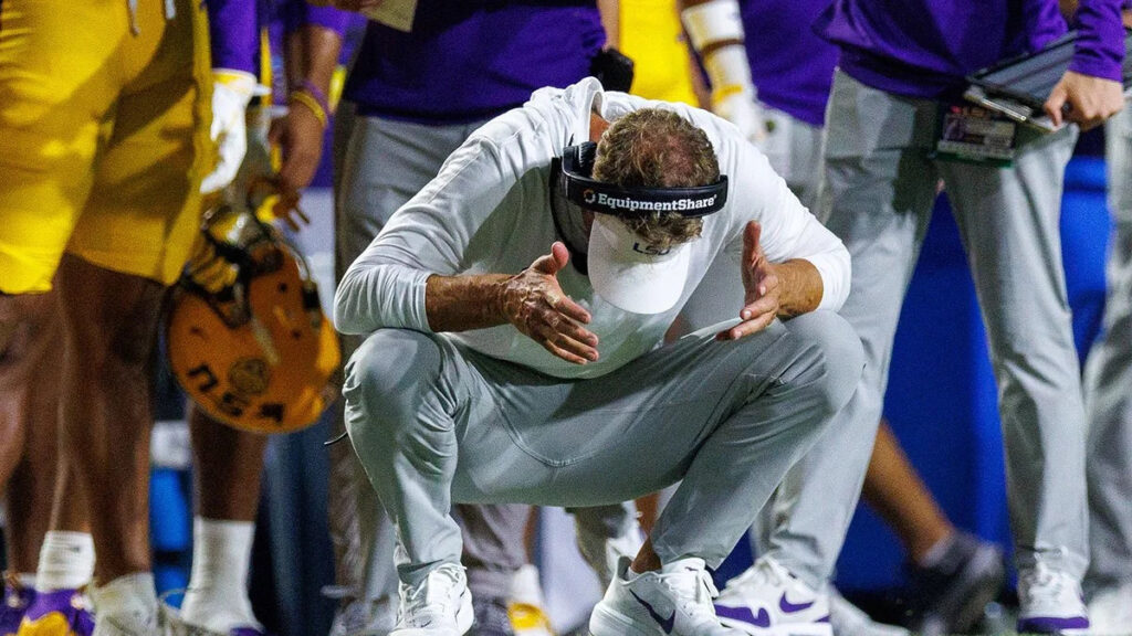 Watch LSU coach Lane Kiffin get bombarded by Kentucky fans giving him middle finger as he walks off field - Yahoo Sports