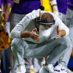 Watch LSU coach Lane Kiffin get bombarded by Kentucky fans giving him middle finger as he walks off field - Yahoo Sports