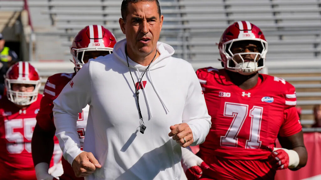 Wisconsin football arrives at the Rose Bowl for Saturday night showdown vs. UCLA - Yahoo Sports
