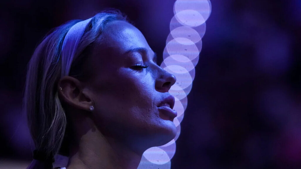 Sophie Cunningham makes ’20 seconds’ anthem plea as WNBA Finals reach Game 6 - Yahoo Sports