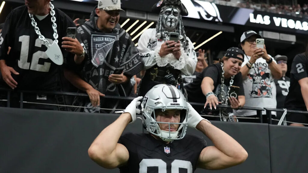 Brock Bowers honors Mike Ditka’s legacy by joining him in NFL history with big milestone - Yahoo Sports