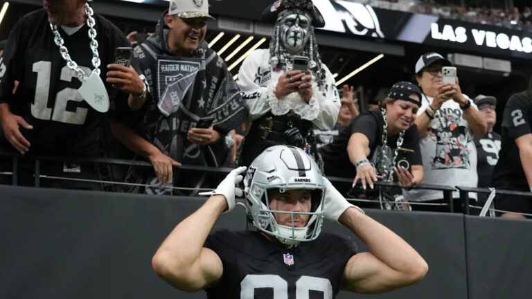 Brock Bowers honors Mike Ditka’s legacy by joining him in NFL history with big milestone - Yahoo Sports