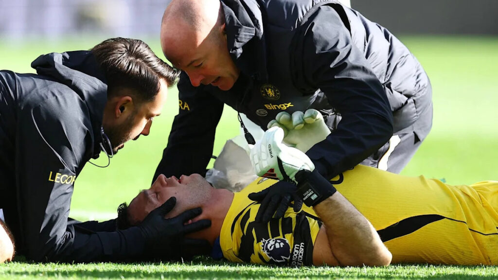 Chelsea goalkeeper Emi Martinez stretchered off after sickening collision - Yahoo Sports