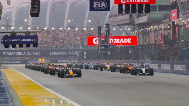 2026 Singapore GP Sprint: Russell jumps Verstappen to snatch the lead at the start - Formula 1