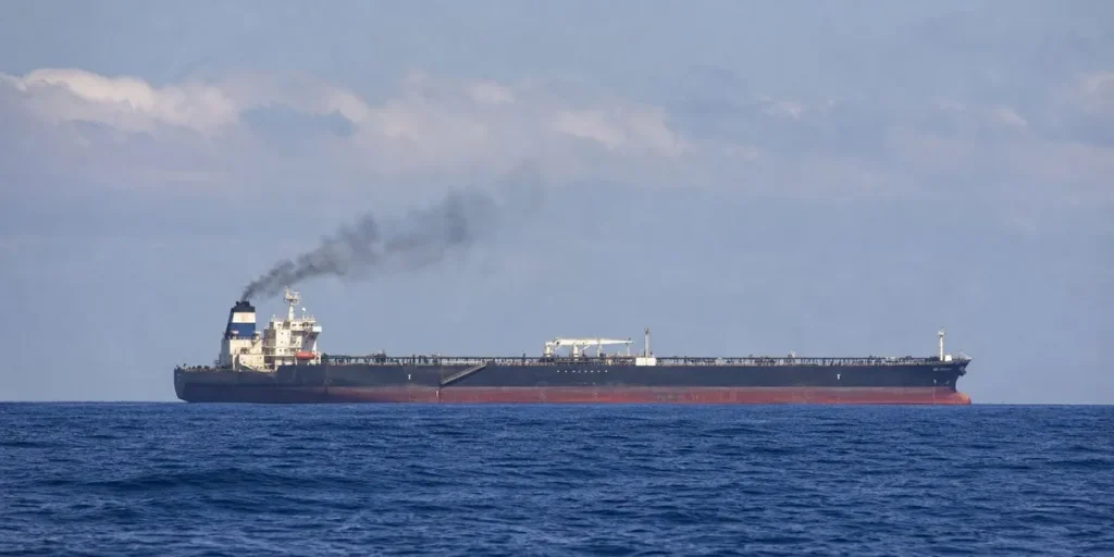IRGC reports tanker fire after mine collision in Strait of Hormuz — Asharq Al-Awsat - UA.NEWS