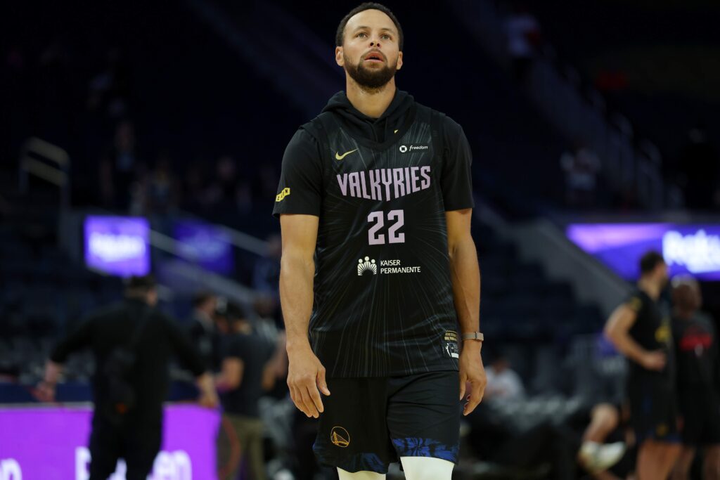 Warriors Get Alarming Stephen Curry Injury Scare Days Before Lakers Opener - Heavy.com