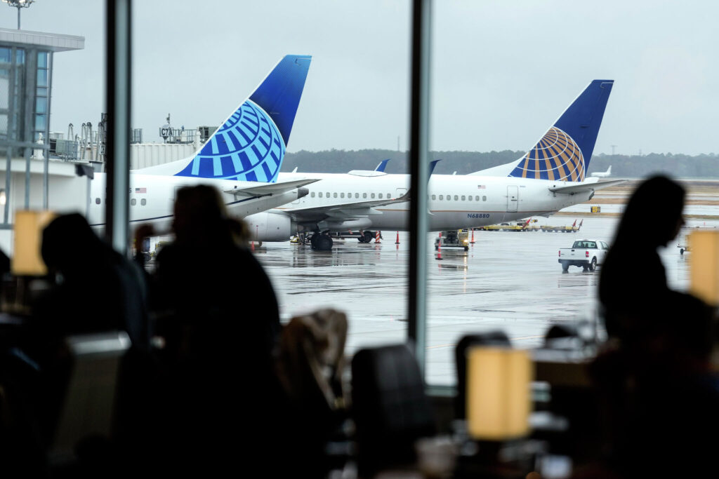 Fire blazes inside popular terminal at Houston's Bush Airport - Chron