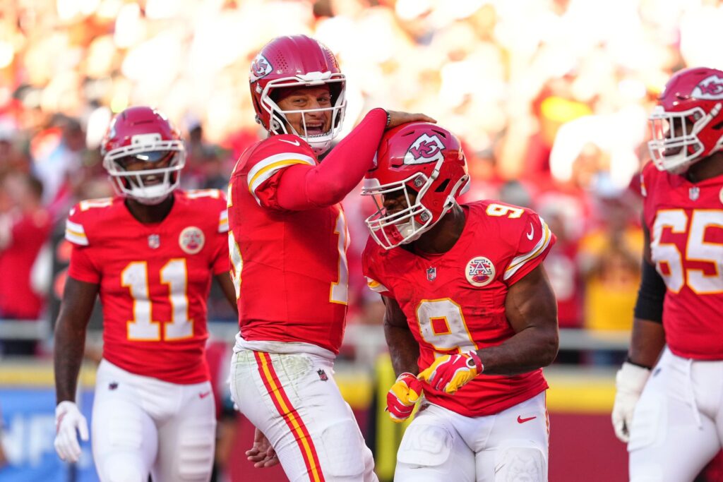 Chiefs move to 5-0 as Kenneth Walker runs for two TDs in a 22-6 win over Chargers - San Francisco Chronicle
