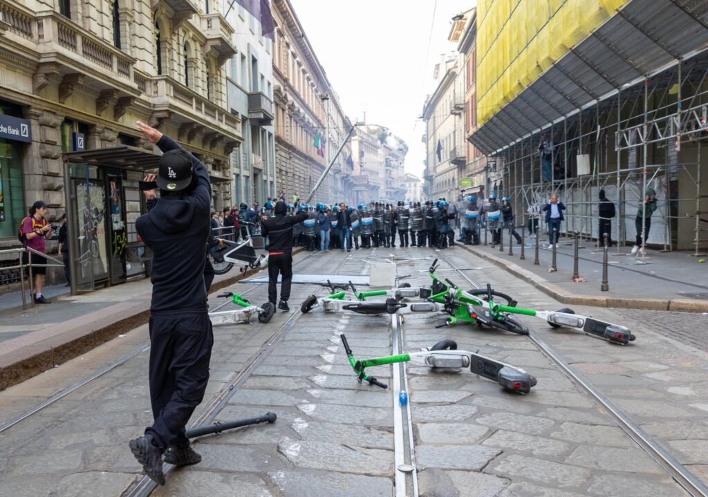 Rioters loot stores, set fires in central Milan during cost-of-living protest - SFGATE