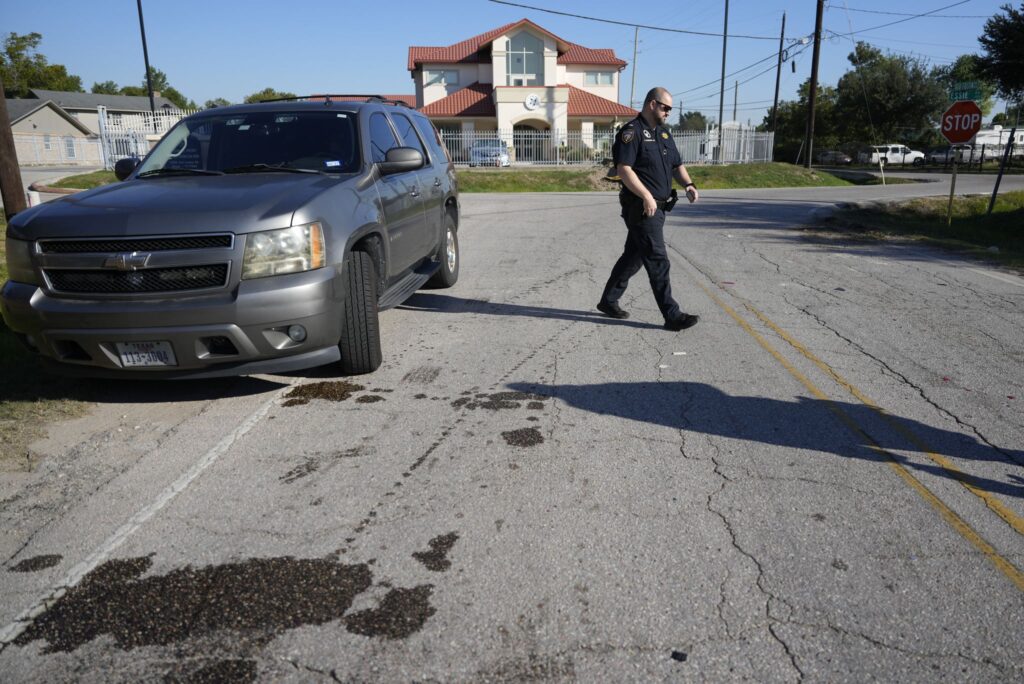 Man detained by ICE agents taken to hospital after crash in northwest Houston - Houston Chronicle
