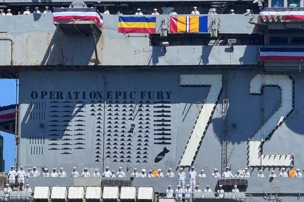 After 11 months of deployment, the aircraft carrier USS Abraham Lincoln returned to the U.S. displaying its kill marks from Operation Epic Fury - Zona Militar