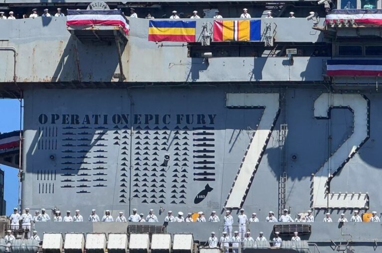 After 11 months of deployment, the aircraft carrier USS Abraham Lincoln returned to the U.S. displaying its kill marks from Operation Epic Fury - Zona Militar