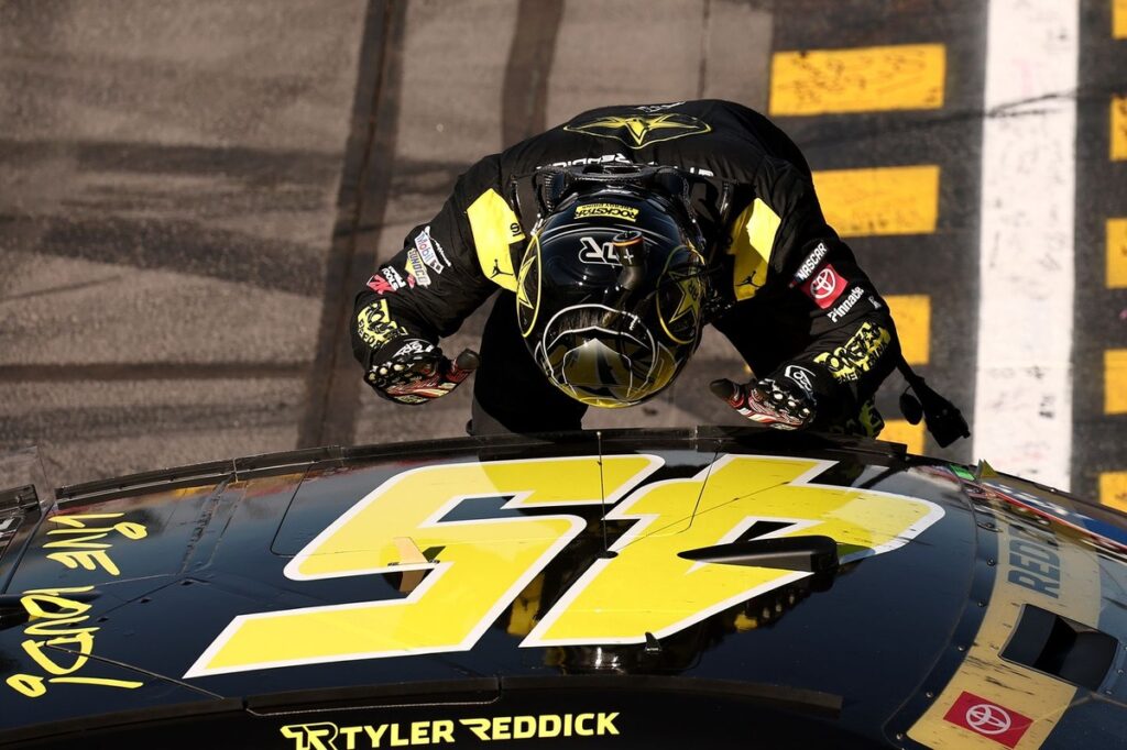 Tyler Reddick wins Phoenix NASCAR Cup thriller, Kyle Larson crashes - Motorsport.com