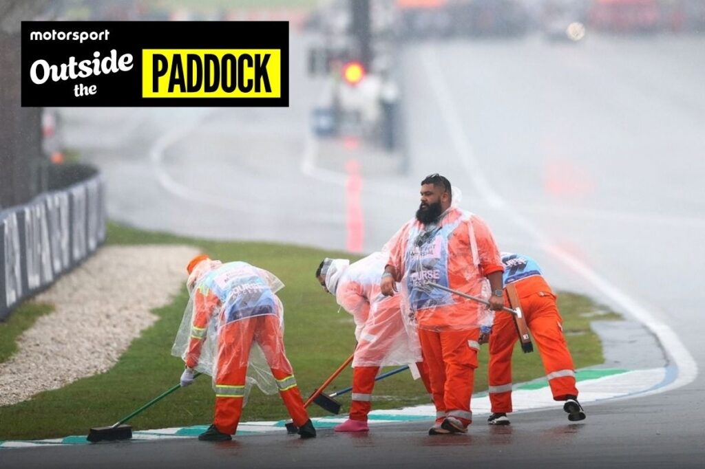 Sepang F1 marshal steals the show during Bahrain GP delay: “Absolute icon” - Motorsport.com