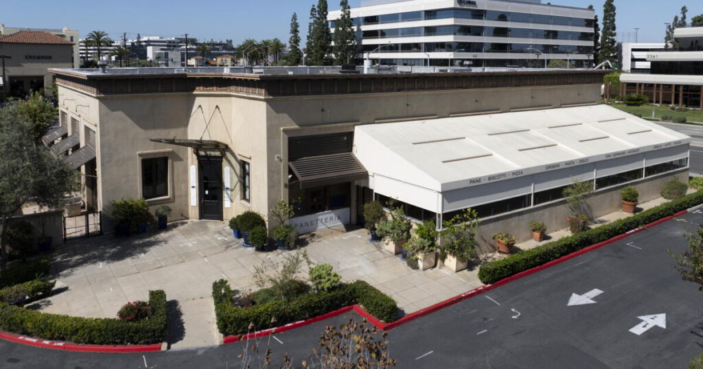 Scores of women, teen workers were groped, grabbed at this restaurant chain, feds say - Los Angeles Times