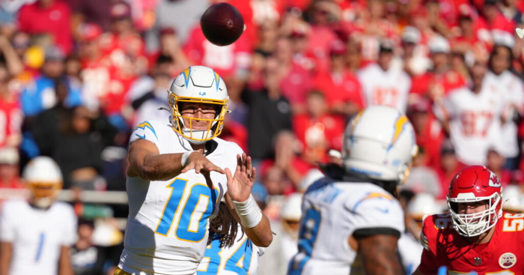 Chargers vs. Chiefs live updates: Kansas City leads in third quarter - Los Angeles Times